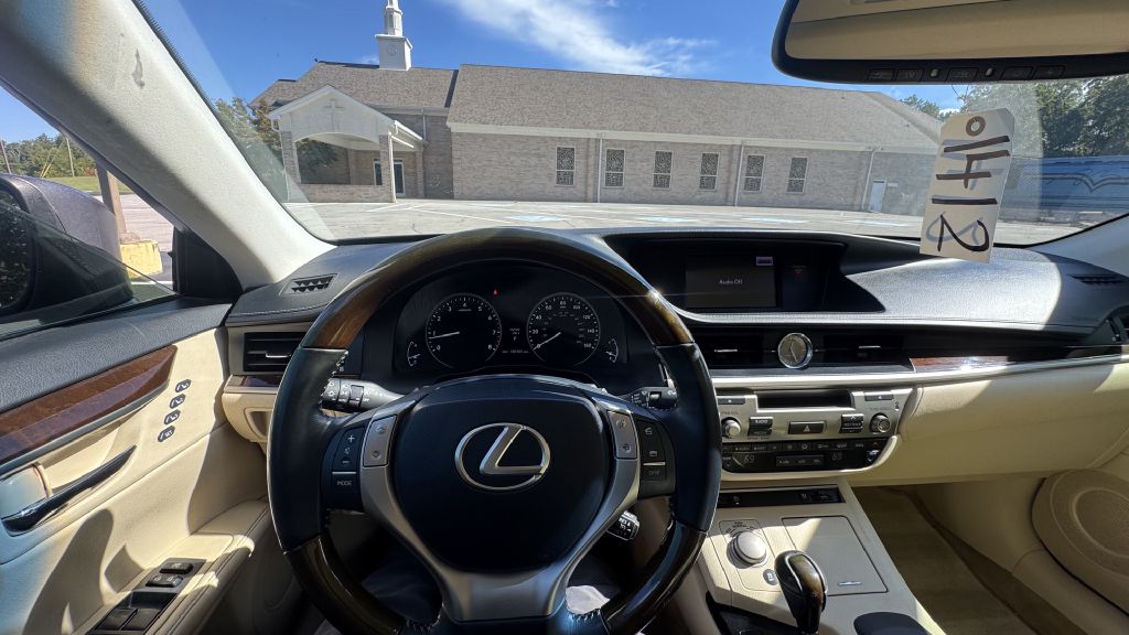 Photo 10 of this LEXUS ES