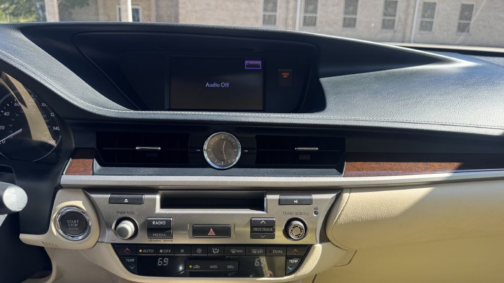Photo 12 of this LEXUS ES