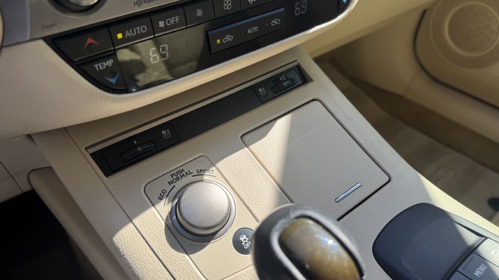 Photo 13 of this LEXUS ES