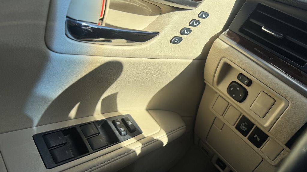 Photo 14 of this LEXUS ES