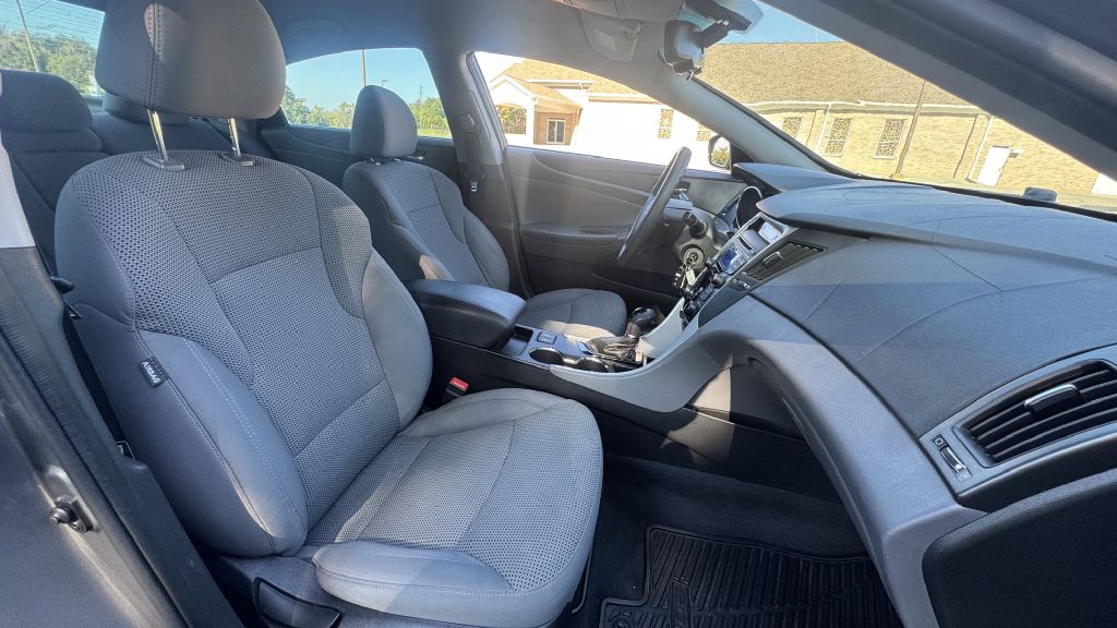 Photo 8 of this HYUNDAI SONATA