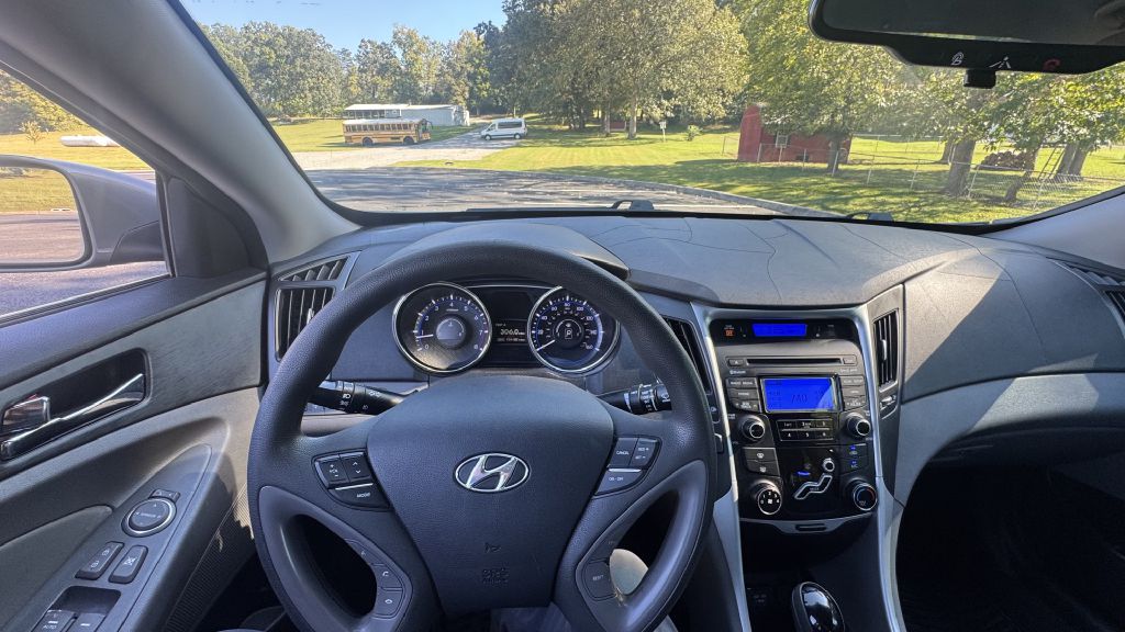 Photo 9 of this HYUNDAI SONATA