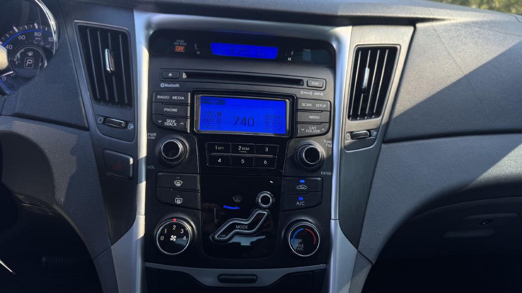 Photo 11 of this HYUNDAI SONATA