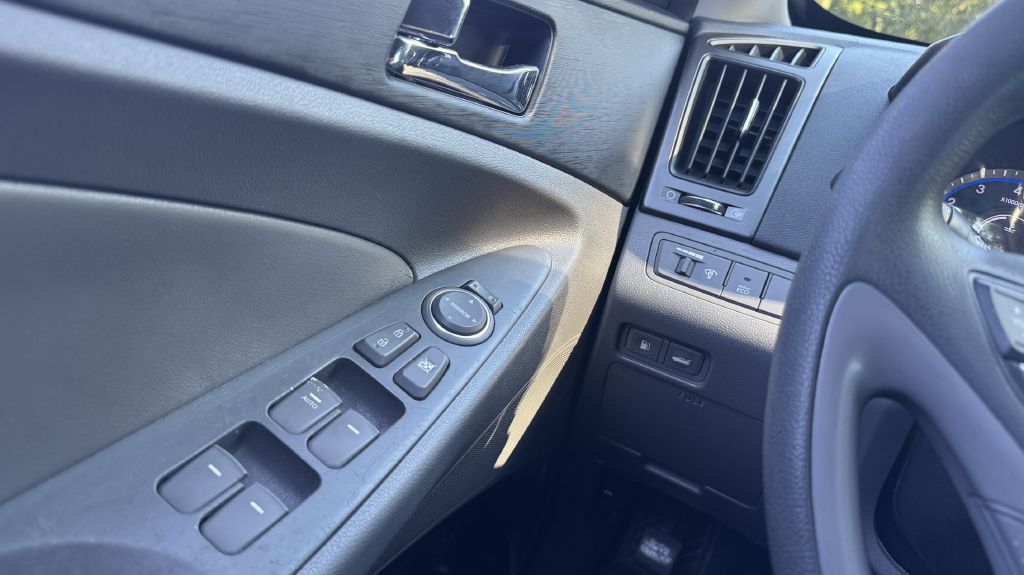 Photo 12 of this HYUNDAI SONATA