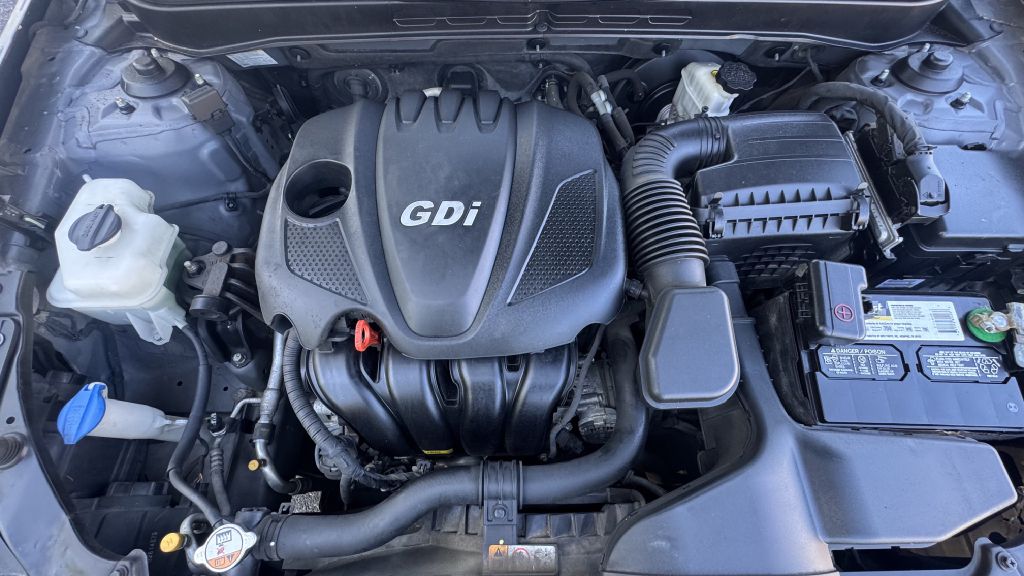 Photo 13 of this HYUNDAI SONATA