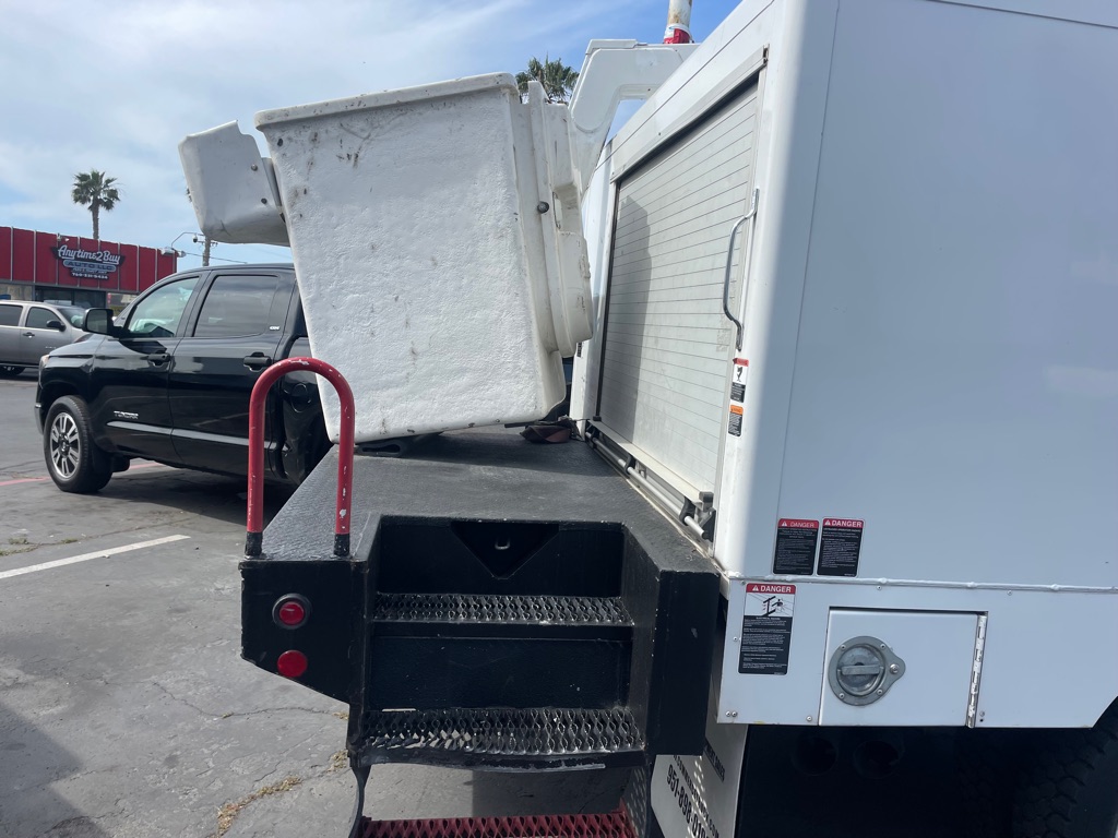 Photo 4 of this FORD F550
