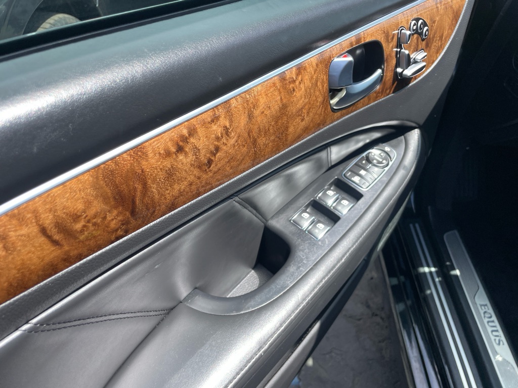Photo 10 of this HYUNDAI EQUUS