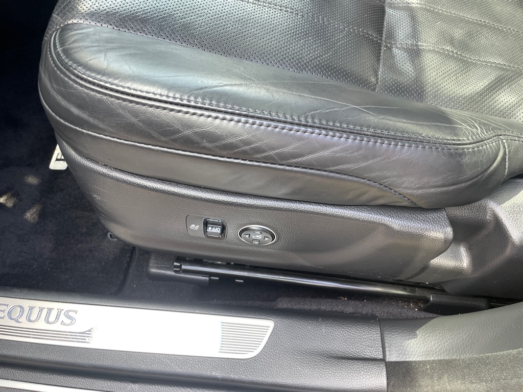 Photo 13 of this HYUNDAI EQUUS