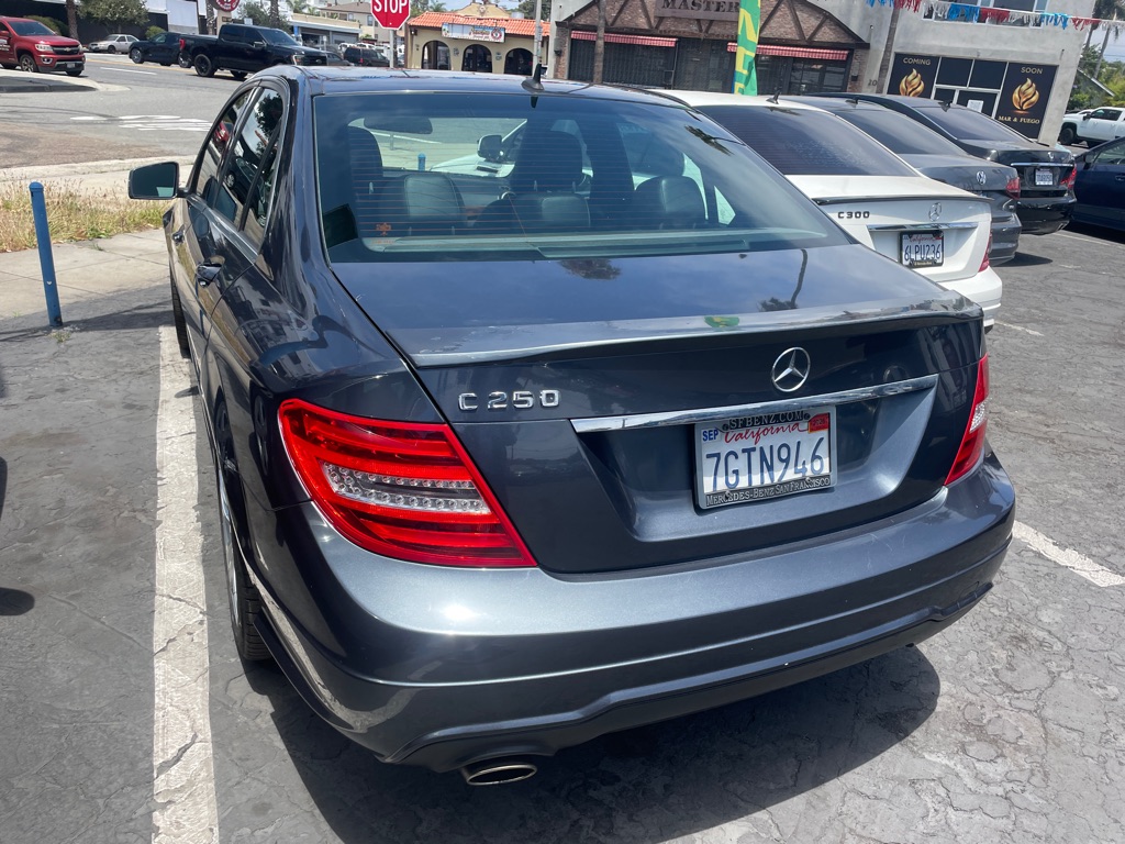 Photo 4 of this MERCEDES-BENZ C-CLASS