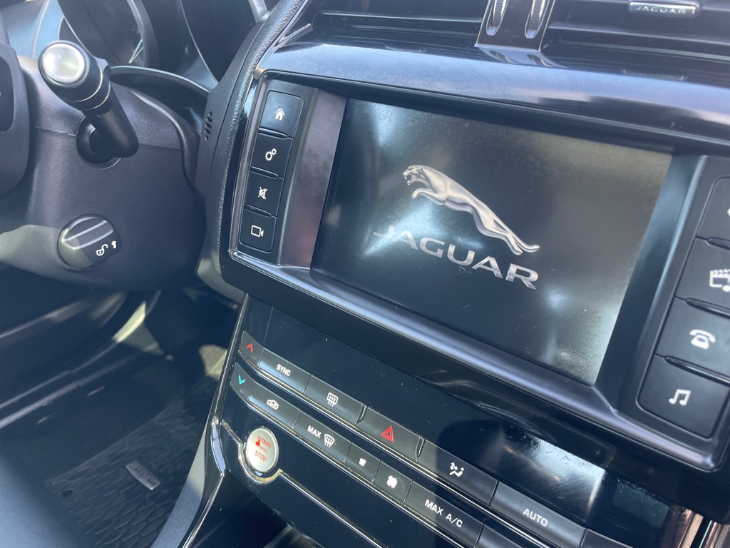 Photo 11 of this JAGUAR XE