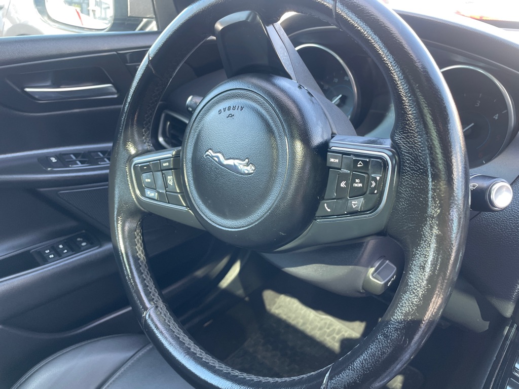 Photo 12 of this JAGUAR XE
