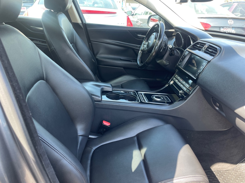 Photo 7 of this JAGUAR XE
