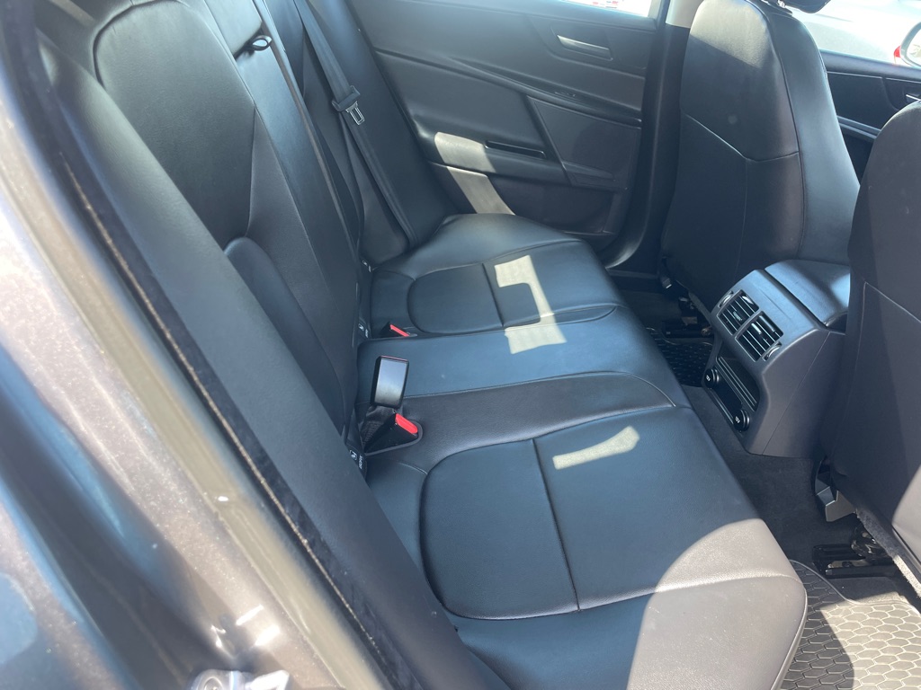 Photo 13 of this JAGUAR XE