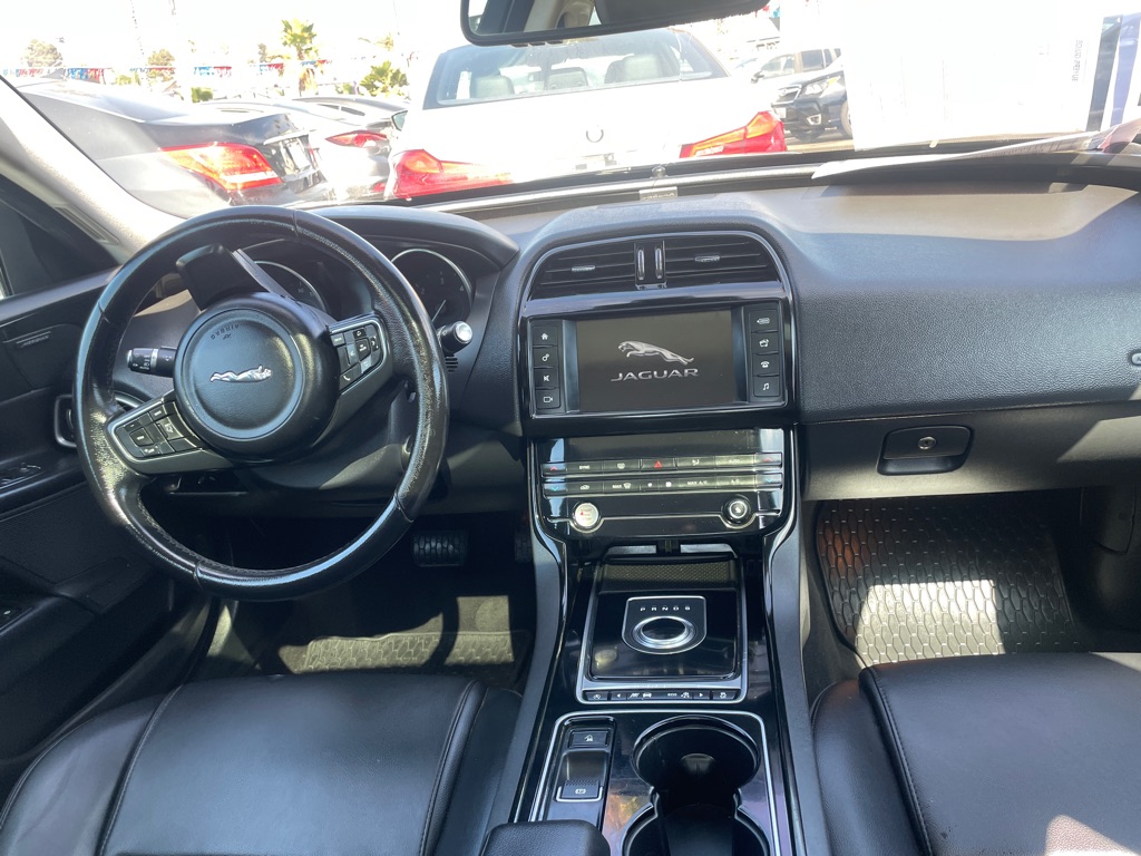 Photo 15 of this JAGUAR XE