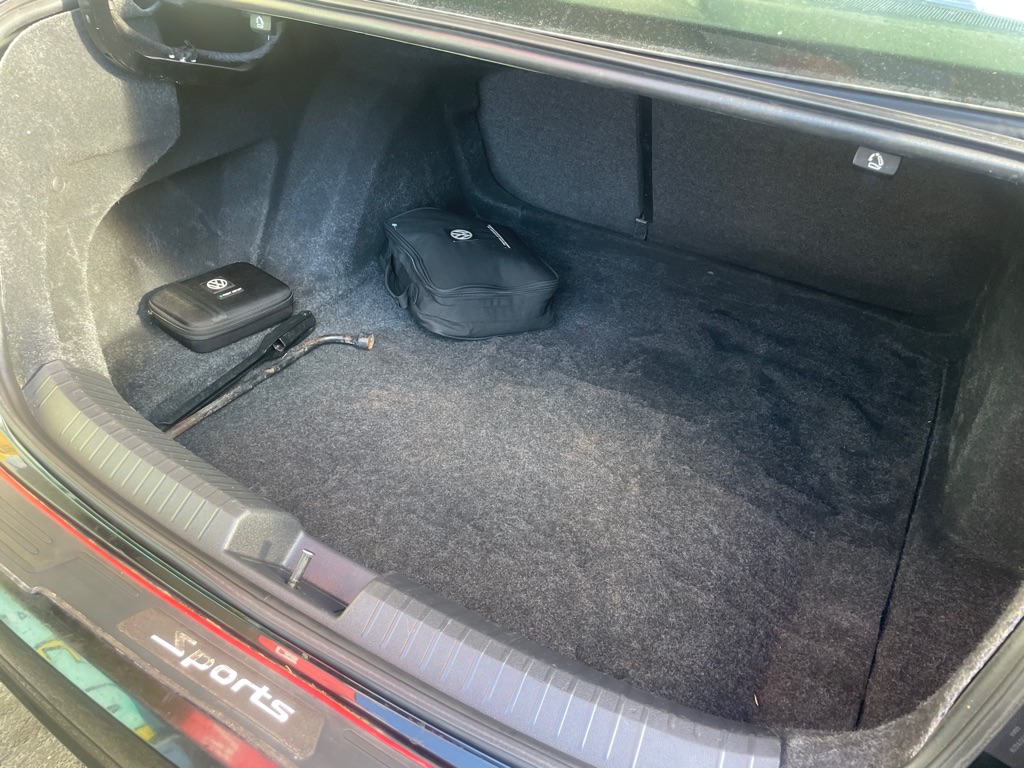 Photo 14 of this VOLKSWAGEN JETTA