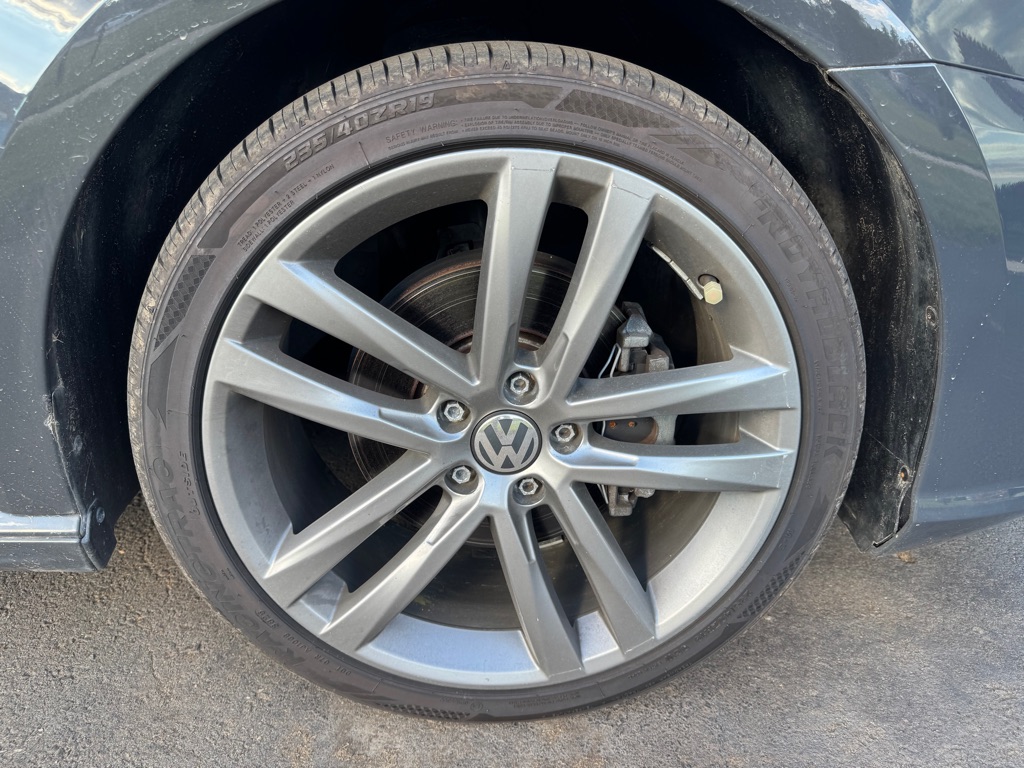 Photo 22 of this VOLKSWAGEN PASSAT