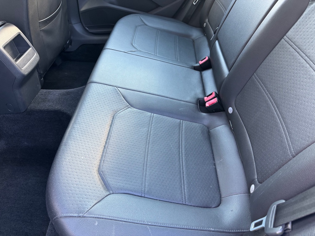 Photo 17 of this VOLKSWAGEN PASSAT