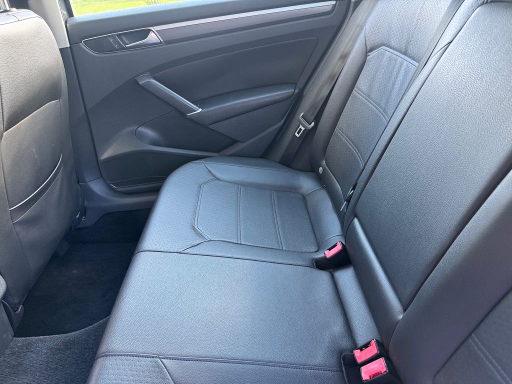 Photo 18 of this VOLKSWAGEN PASSAT