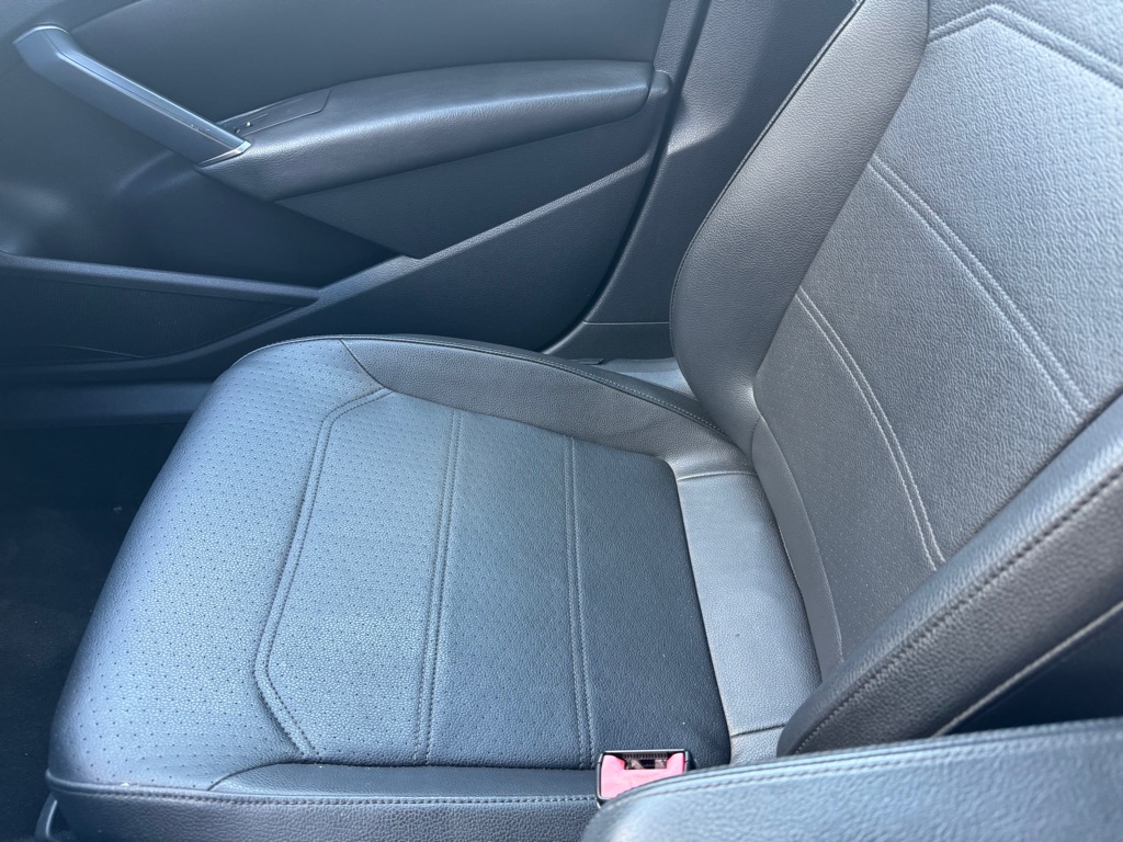 Photo 16 of this VOLKSWAGEN PASSAT