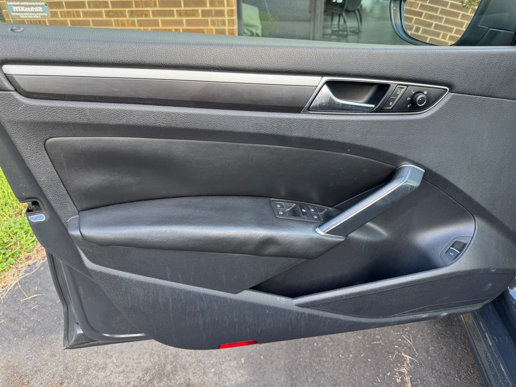 Photo 11 of this VOLKSWAGEN PASSAT