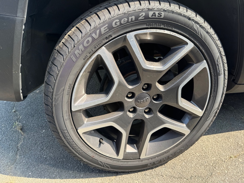 Photo 32 of this JEEP RENEGADE