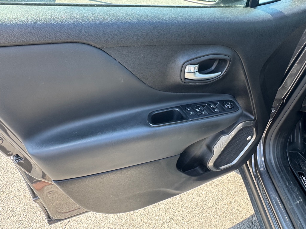 Photo 11 of this JEEP RENEGADE