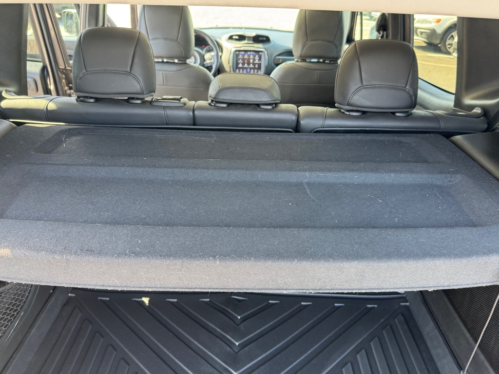 Photo 27 of this JEEP RENEGADE