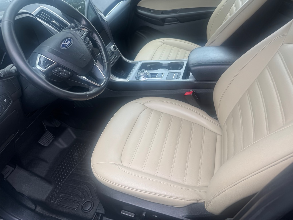Photo 12 of this FORD EDGE