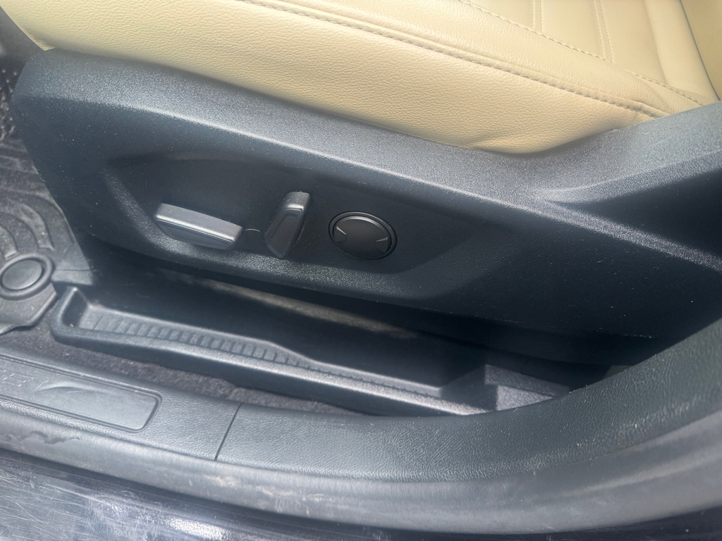 Photo 11 of this FORD EDGE