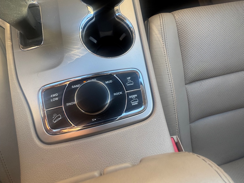 Photo 28 of this JEEP GRAND CHEROKEE