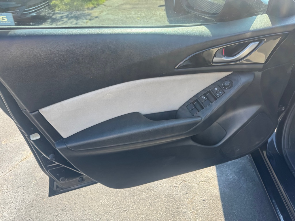 Photo 10 of this MAZDA 3