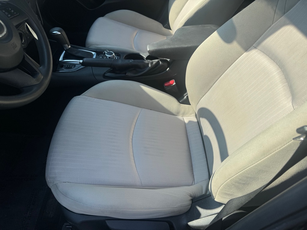 Photo 11 of this MAZDA 3