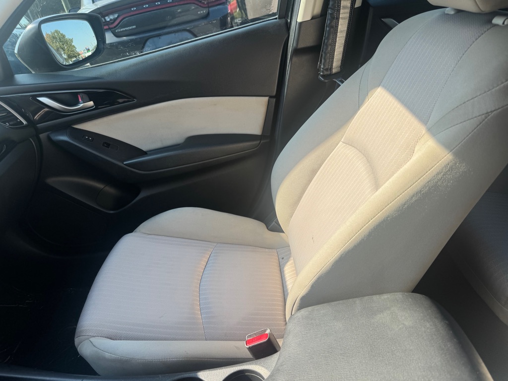 Photo 12 of this MAZDA 3
