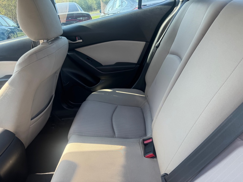 Photo 18 of this MAZDA 3