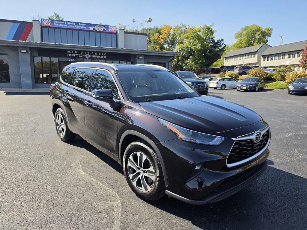 Image for 2022 Toyota HIGHLANDER XLE NEW Michelins - Captains Seats