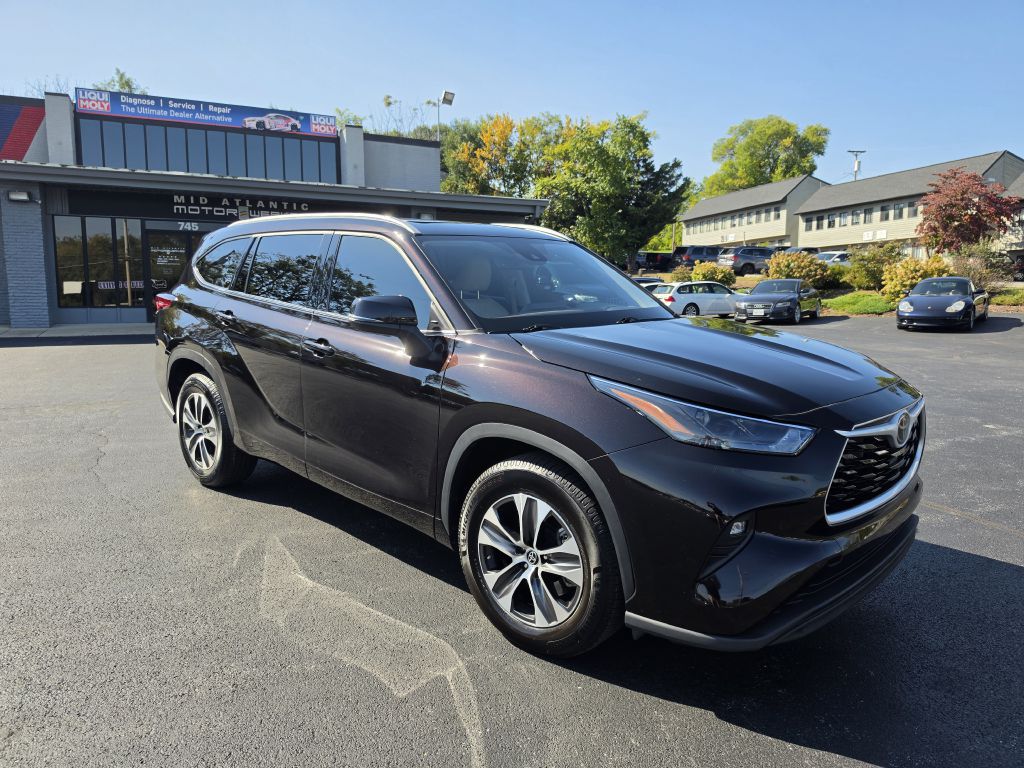 Image for 2022 Toyota HIGHLANDER XLE NEW Michelins - Captains Seats