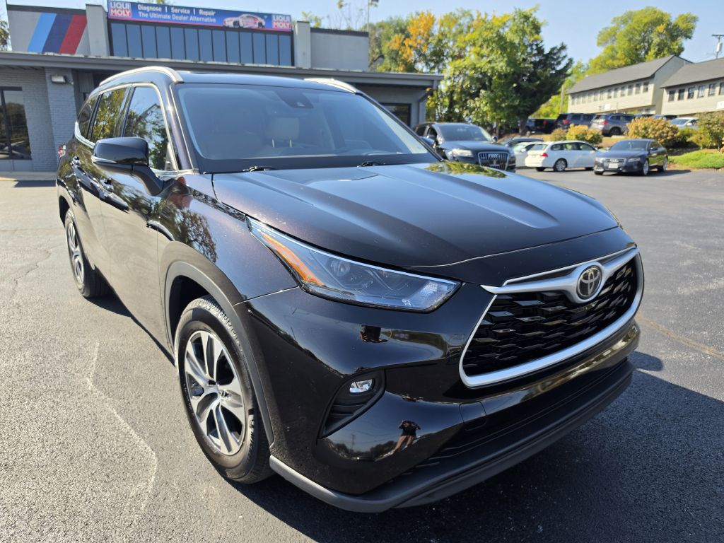 Image for 2022 Toyota HIGHLANDER XLE NEW Michelins - Captains Seats