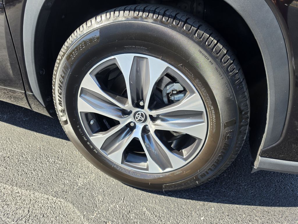 Image for 2022 Toyota HIGHLANDER XLE NEW Michelins - Captains Seats