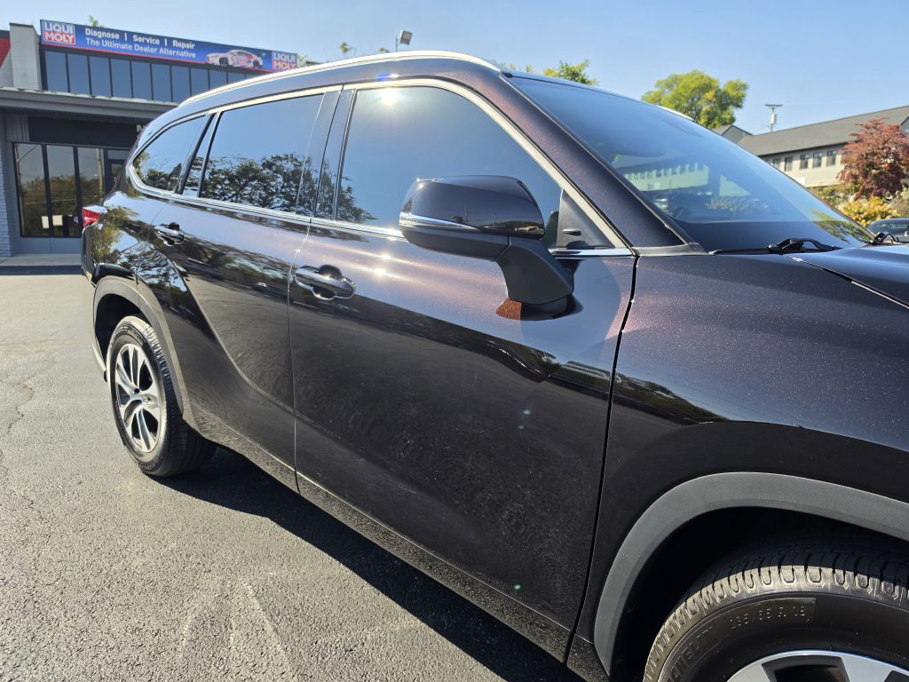 Image for 2022 Toyota HIGHLANDER XLE NEW Michelins - Captains Seats