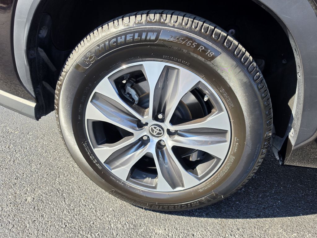 Image for 2022 Toyota HIGHLANDER XLE NEW Michelins - Captains Seats