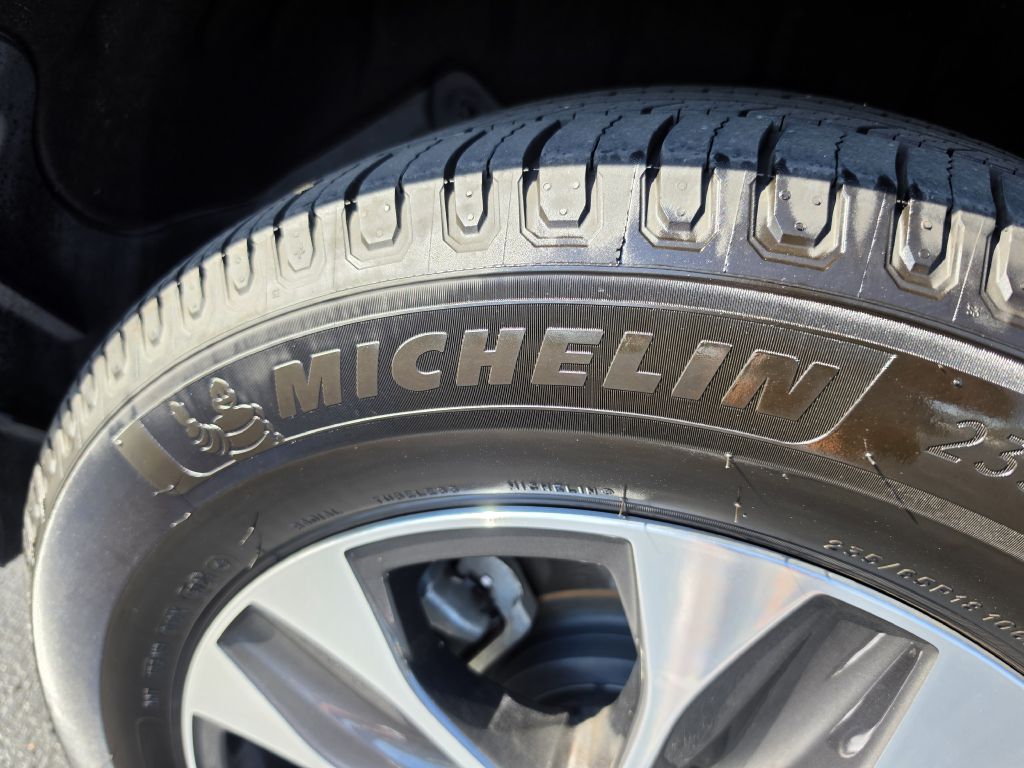 Image for 2022 Toyota HIGHLANDER XLE NEW Michelins - Captains Seats