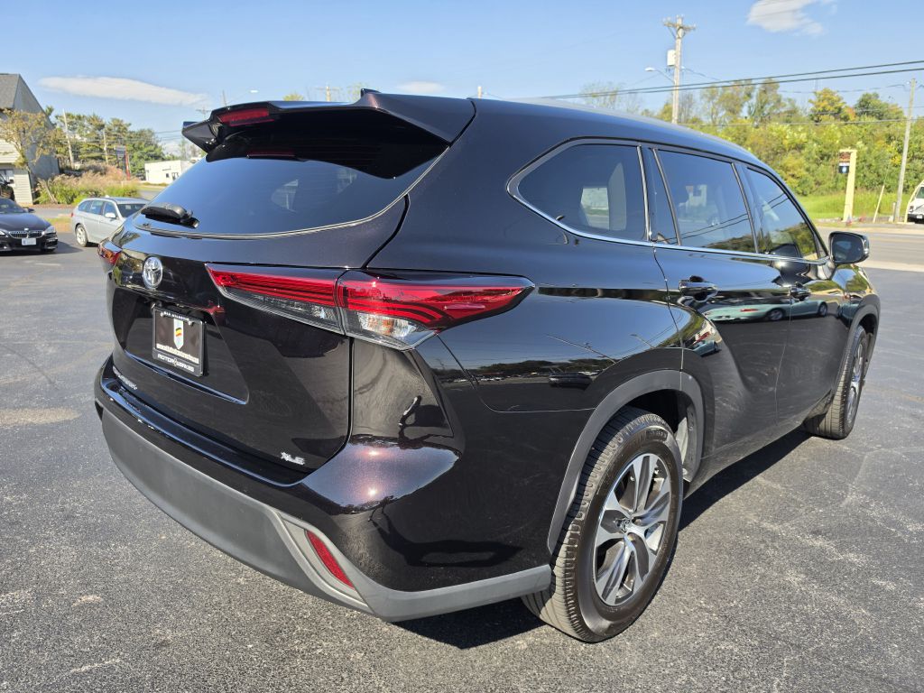 Image for 2022 Toyota HIGHLANDER XLE NEW Michelins - Captains Seats