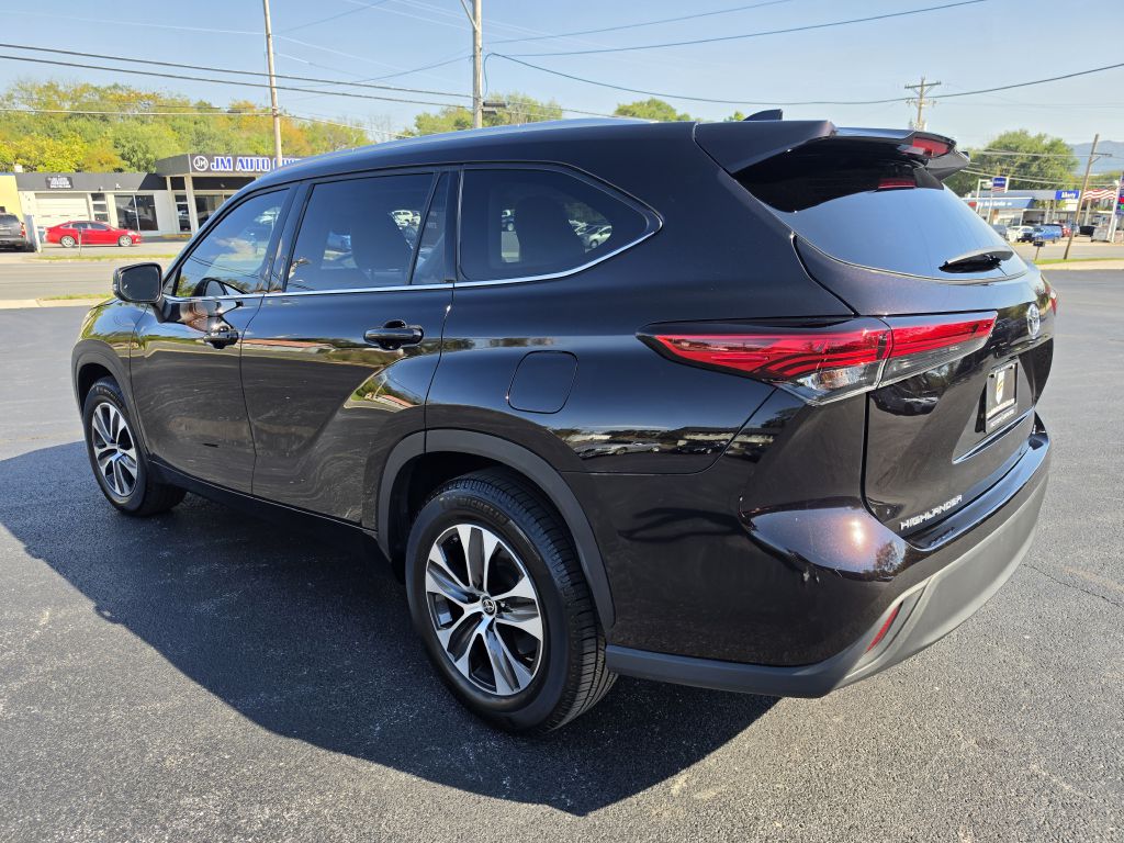 Image for 2022 Toyota HIGHLANDER XLE NEW Michelins - Captains Seats