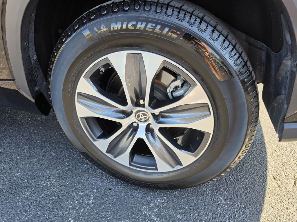 Image for 2022 Toyota HIGHLANDER XLE NEW Michelins - Captains Seats