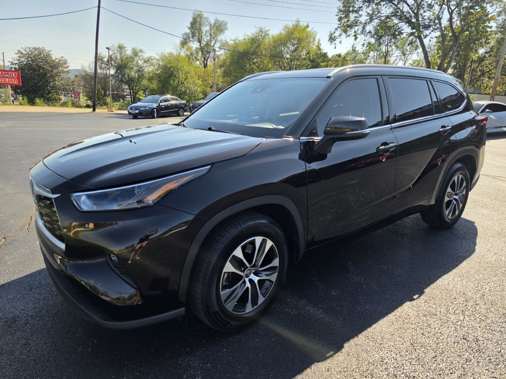Image for 2022 Toyota HIGHLANDER XLE NEW Michelins - Captains Seats
