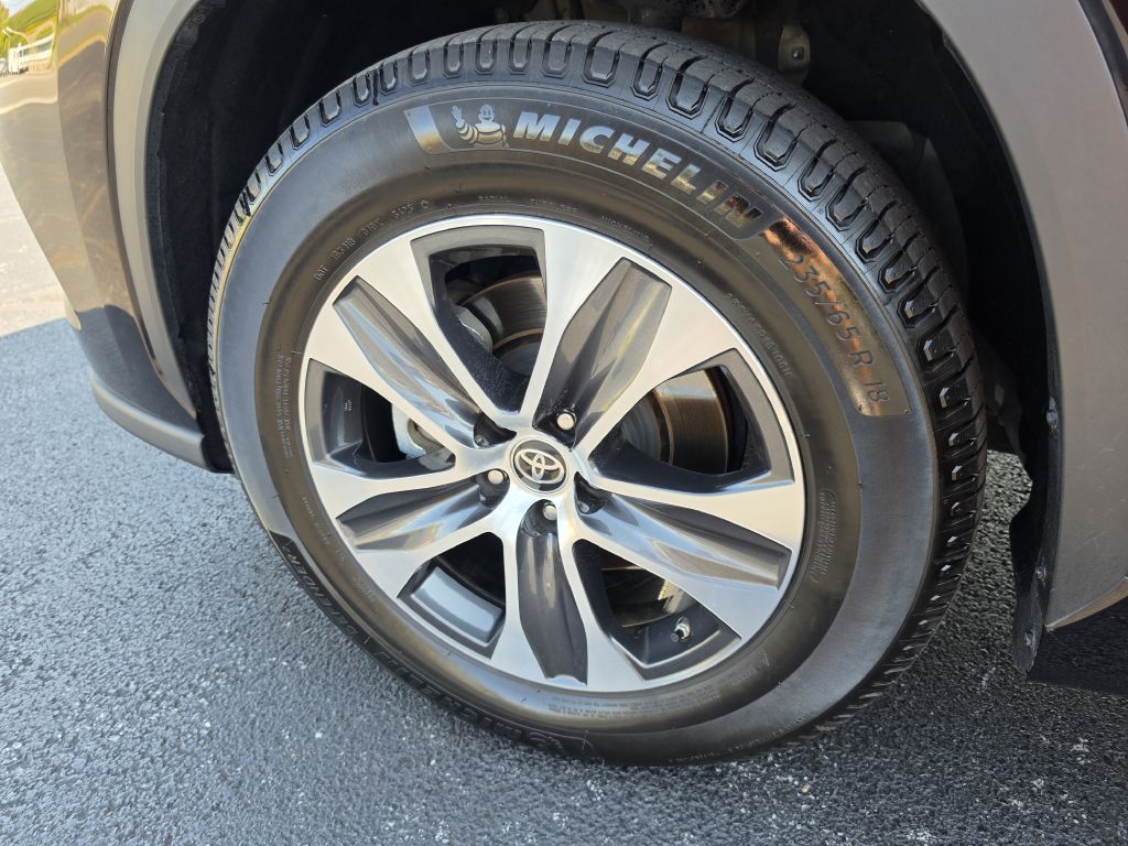 Image for 2022 Toyota HIGHLANDER XLE NEW Michelins - Captains Seats