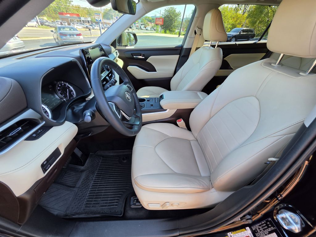Image for 2022 Toyota HIGHLANDER XLE NEW Michelins - Captains Seats