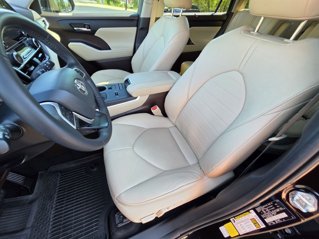 Image for 2022 Toyota HIGHLANDER XLE NEW Michelins - Captains Seats