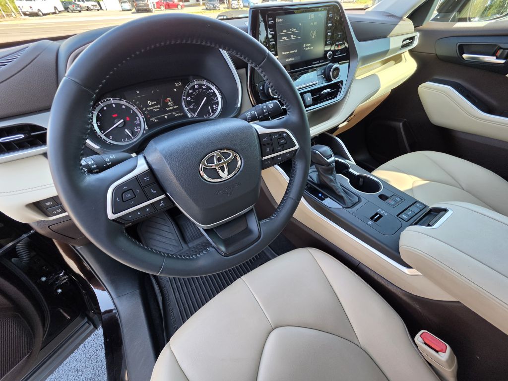 Image for 2022 Toyota HIGHLANDER XLE NEW Michelins - Captains Seats