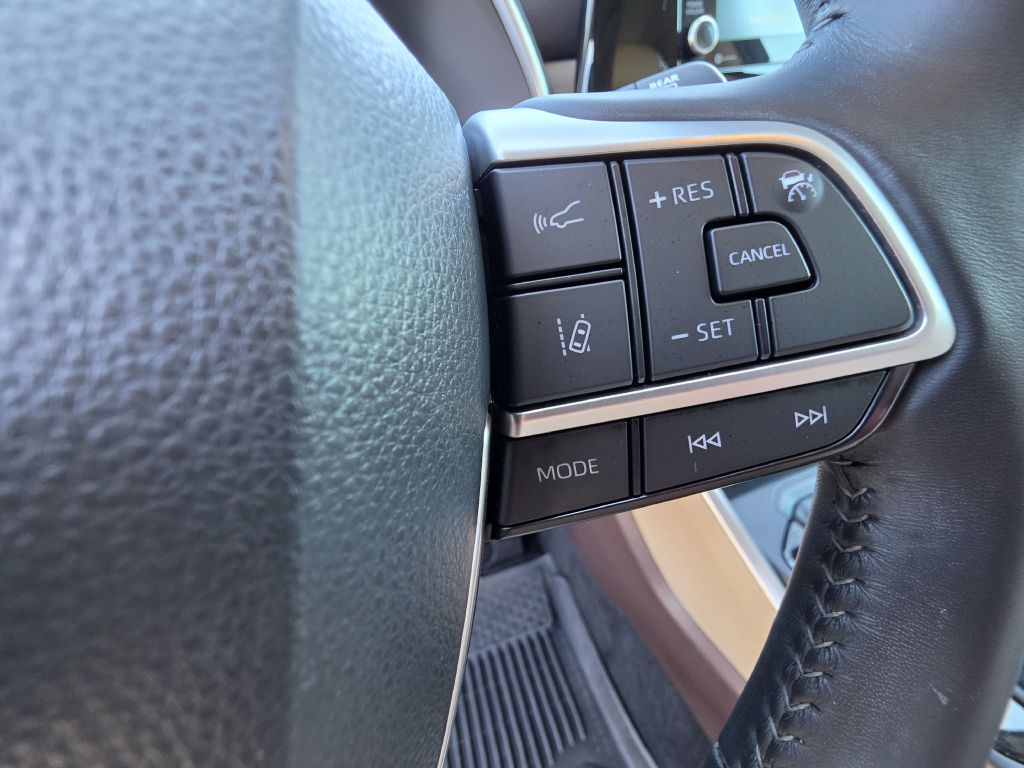 Image for 2022 Toyota HIGHLANDER XLE NEW Michelins - Captains Seats